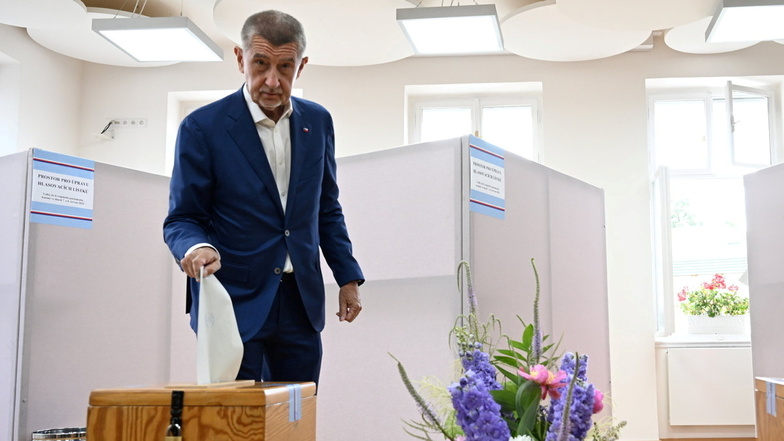 ANO-Chef und Ex-Premier Andrej Babiš gibt seine Stimme bei den Wahlen zum Europäischen Parlament ab.