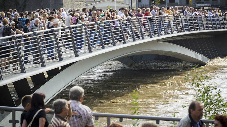 Die Wassermassen lockten am 8. August 2010 viele Schaulustige auf die Altstadtbrücke in Görlitz.