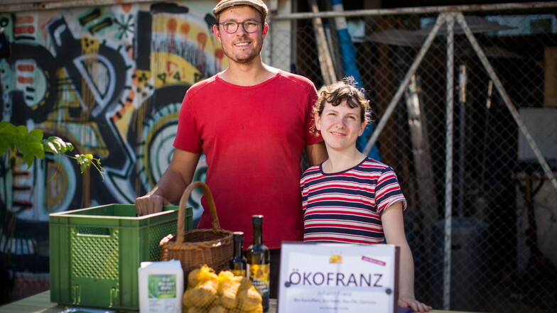 Johann Franz und Clara Baumgart bieten auf dem Markt in Pieschen Lebensmittel aus eigenem Anbau am Stadtrand von Dresden an.