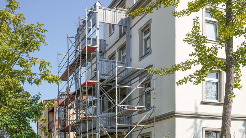 Ein Gerüst und Laufstege um die gesperrten Balkone am Eckhaus Paulistraße/Thomas-Mann-Straße in Bautzen soll nun Bauarbeitern besseren Zugang ermöglichen.