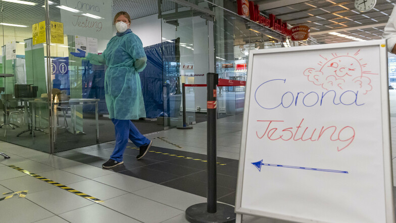 Corona-Testcenter am Flughafen Dresden: Das Interesse ist deutlich gestiegen, seit die Tests kostenlos sind. Das stellt die Kassenärztliche Vereinigung vor Herausforderungen.