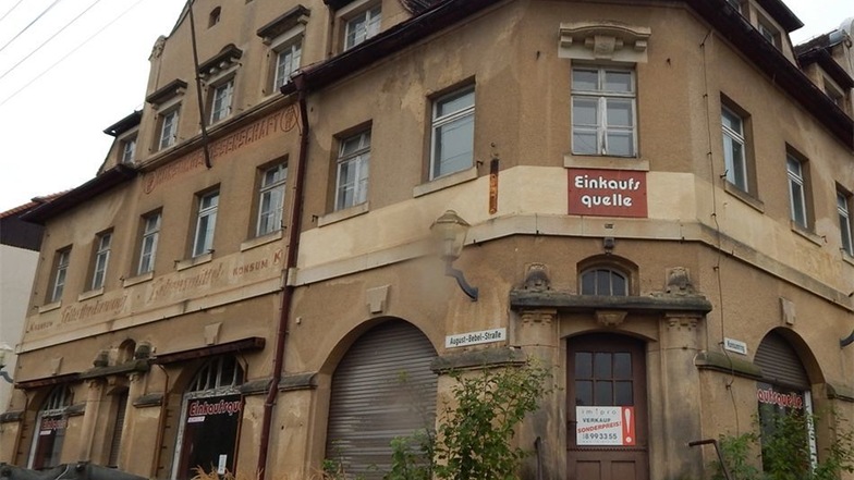 Drei ungenutzte Objekte schlägt die Stadt Pulsnitzer dem Kreis als Asylbewerberunterkünfte vor. Das frühere Konsumgebäude auf der August-Bebel-Straße gehört dazu.