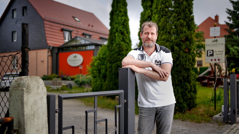 Mario Friedrich, Inhaber des Restaurants „Pechhütte“ in Liegau-Augustusbad, sucht Personal. Derzeit steht er selbst wieder regelmäßig in der Küche und ist im Servicebereich tätig.