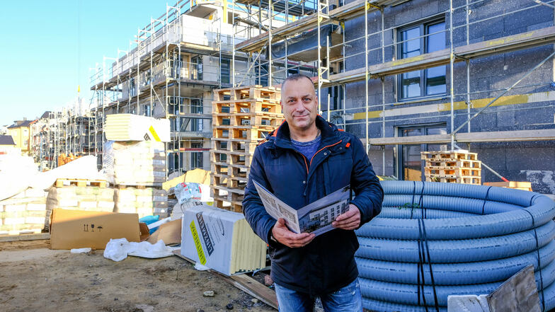 Ist zufrieden mit dem Baufortschritt an den Mehrfamilienhäusern im Wohnpark Kötitzer Straße: Projektentwickler und Geschäftsführer der Dresdner Firma Ökowert - Sascha Hippe.
