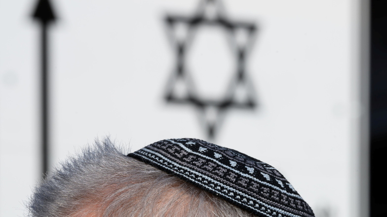 Immer mehr Jüdinnen und Juden sind unsicher, inwieweit sie sich öffentlich zu ihrer Religionszugehörigkeit bekennen können.