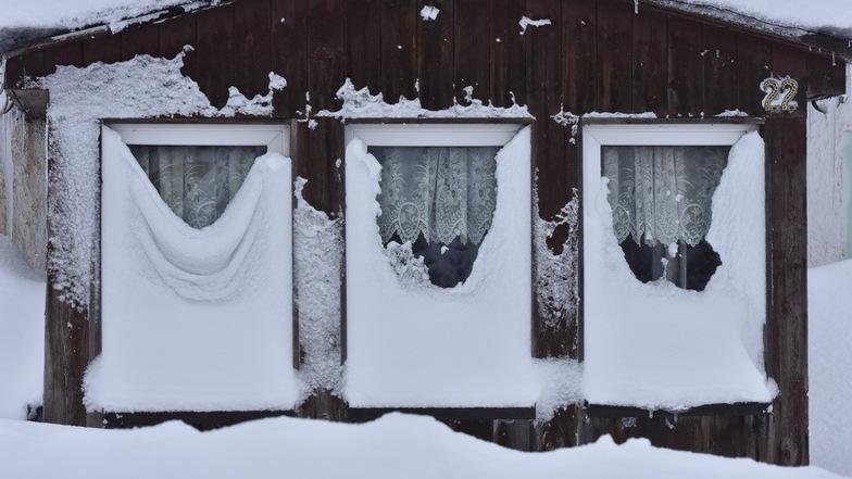 Schnee hängt kunstvoll wie Gardinen an den Fenstern dieses Hauses in Zinnwald. Fotos: Egbert Kamprath