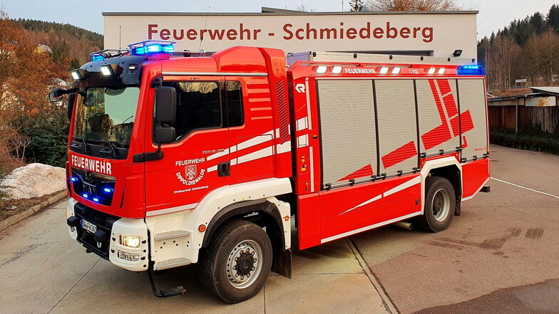 Wenn dieses neue Löschfahrzeug der Schmiedeberger Feuerwehr kommt, bringt es immer gleich einen Vorrat von 5.500 Liter Löschwasser mit.
