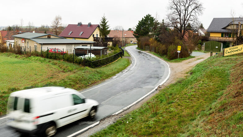 Eng ist die Straße Am Monarchenhügel in Jenkwitz. Und sie hat viele Kurven. Ab 15. April werden in Jenkwitz in zwei Abschnitten Straßen gebaut. Ab der Pension „Raupennest“ ist die Ortsmitte erst im nächsten Jahr dran.