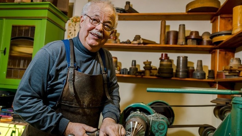 Wolfgang Grahls Handwerk ist heute nur noch selten zu finden. Der 71-Jährige schafft in seinem Liebethaler Atelier Zinn-Kunst, die in der ganzen Welt gefragt ist.