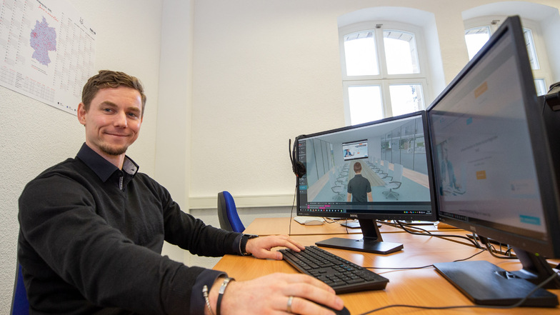 Michael Heinig (32) ist Leiter berufliche Bildung am neuen Standort Pirna von WBS Training. Er sitzt an einem Arbeitsplatz, wo ein virtuelles Klassenzimmer simuliert wird.