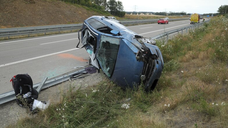 Kurz vor 17 Uhr verunfallte dieser VW auf der A 13 bei Radeburg. Auch ein Kleinkind soll im Unfallwagen gesessen haben. Die Polizei bestätigte drei Verletzte, die ins Krankenhaus gekommen sind.