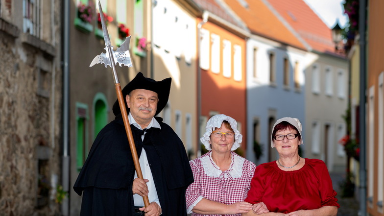 Die Bischofswerdaer Stadtführer Christine Bär (r.), Gottfried Brückner und Gudrun Büchler laden regelmäßig zur "Lebendigen Stadtführung" ein. Karten gibt es dieses Jahr nur noch für die September-Veranstaltung.