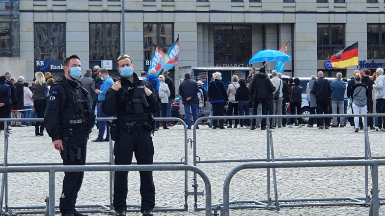 Polizisten sichern die AfD-Kundgebung auf dem Neumarkt.