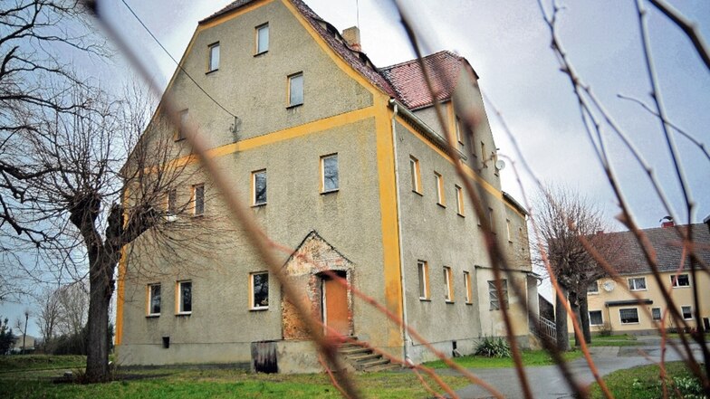 Problemfall Herrenhaus: Der historische Bau in Tauscha ist dringend sanierungsbedürftig, derzeit kaum nutzbar und vom Denkmalschutz mit baulichen Einschränkungen belegt.