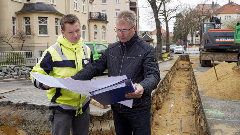 Auf der Paulistraße werden derzeit Fernwärmerohre verlegt. EWB-Fernwärme-Planer Stephan Mißler (r.) und der Baubeauftragte Michael Klien koordinieren die Arbeiten.