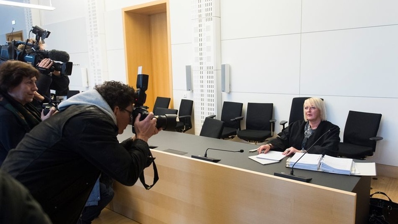 Der Platz neben Anwältin Katja Reichel ist leer. Lutz Bachmann ist zur Verhandlung vor dem Landgericht nicht erschienen.