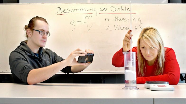 Nadine Lehnert unterrichtet Mathe und Physik. Sie dreht wie ihr Kollege Frederick Kasper Erklärvideos für das Homeschooling.
