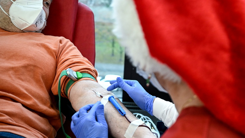 Rund um Weihnachten werden mancherorts Blutkonserven knapp - die Spendenbereitschaft sinkt zu dieser Zeit.