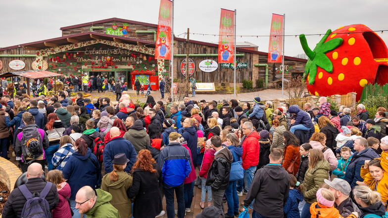 Hunderte Besucher warteten am Samstagmorgen auf die Eröffnung von Karls Erlebnisdorf in Döbeln. Das befürchtete Chaos blieb aus.