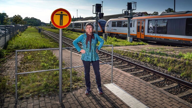 Anja Pötzsch würde sich an dieser Stelle am Radeberger Bahnhof ein Andreaskreuz wünschen.