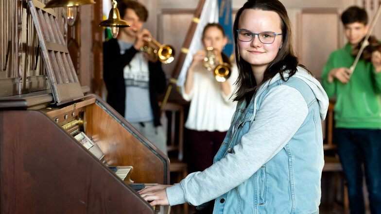 Helen Zimmermann ist eine von zehn Schülerinnen und Schülern der Klasse 8/1, die sich auf die Reise nach St. Petersburg vorbereiten. Dort werden sie im Rahmen eines Gala-Konzertes zusammen mit russischen Schülern auftreten.