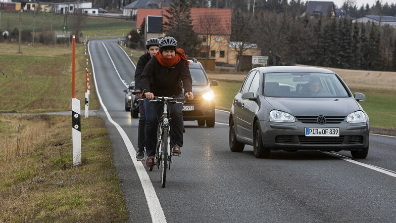Fahrradfahren soll sicherer werden - mit einem separaten Radweg. Hier zwischen Rundteil und Karsdorf fahren Juliane Posseckardt und ihr Sohn Tobias auf der B170.
