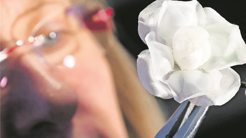 Das braucht Fingerspitzengefühl: Im Haus der Deutschen Kunstblume entstehen die weißen Rosen für den 13. Februar. Foto: Steffen Unger