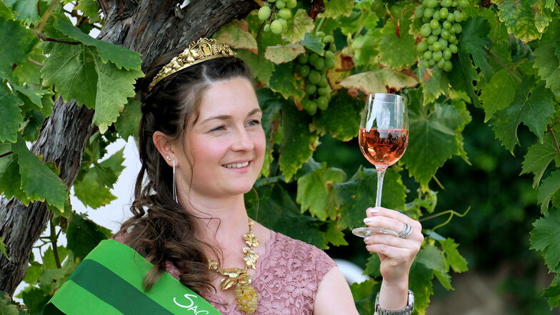 In diesem Jahr war das Publikum bei der Entscheidung außen vor. Die neue sächsischen Weinkönigin Nicole Richter konnte die Jury in Meißen mit ihrer fachlichen Kompetenz überzeugen.