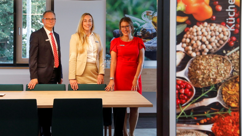 Im September eröffnete die Sparkasse ihre Filiale in Neugersdorf neu. Dabei waren Marktbereichsleiter Enrico Kretschmar, Pressesprecherin der Sparkasse Bettina Richter-Kästner und Anja Oley, damals noch als Leiterin in Neugersdorf.