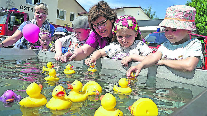 Beim Kindertag bei der Feuerwehr Ostrau organisierte die Kita ein Entenrennen.