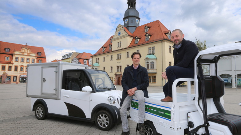 Daniel Jacob (l.) und Thomas Kuwatsch verkaufen den wohl kleinsten Elektrotransporter Deutschlands mit Straßenzulassung.