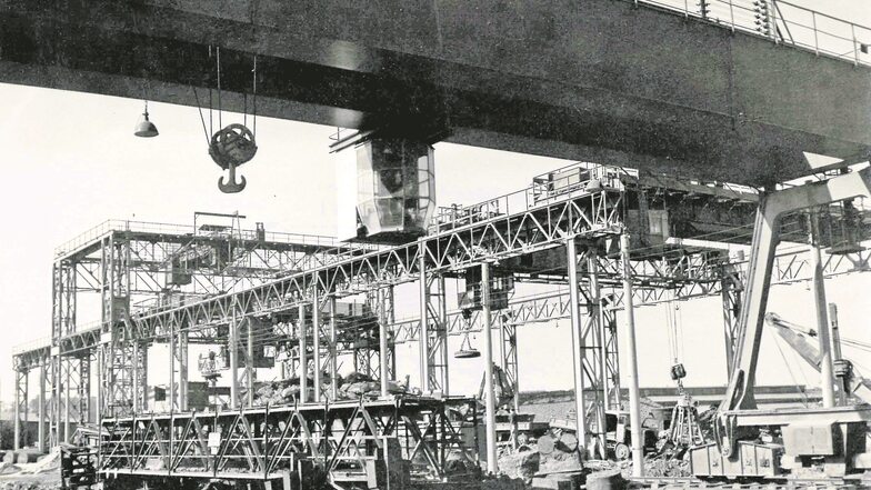 Im Fallwerk – das Foto entstand um 1965 – nahe der Industriestraße in Riesa wurde die Schlacke aus dem Stahlwerk zerkleinert. Direkt daneben befand sich das Standkommando. Fotos von der 75 Meter langen Baracke gibt es keine.