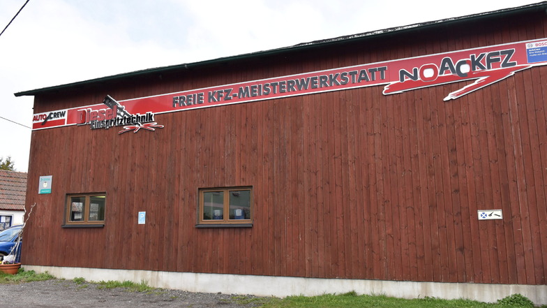 Früher war es die Scheune eines Bauernhofs in Dippoldiswalde-Reinberg, jetzt arbeitet hier eine Kfz-Werkstatt, die weiter wachsen will.