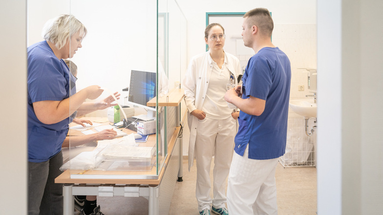 Bereiten sich auf erste Patienten vor: Klinik-Mitarbeiter am neuen Empfang.