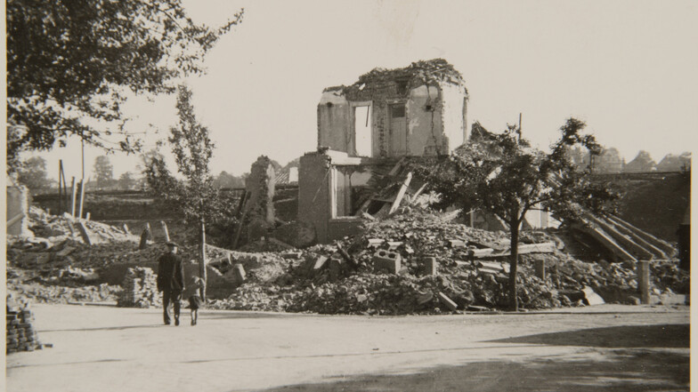 Bombenangriff am 19. April 1945: Von Adams Hotel in Pirna-Copitz an der Rennerstraße blieben nur Trümmer. 