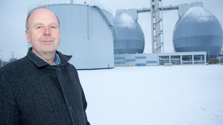 Geschäftsführer Ralf Strothteicher vor dem Biogasspeicher in der Schlammbehandlung der Dresdner Kläranlage. Dort wird das Gas aus den benachbarten Faultürmen gespeichert, mit dem die Blockheizkraftwerke betrieben werden.