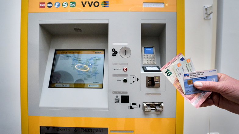 Ab voraussichtlich April 2022 wollen die Fahrscheinautomaten mehr Geld als bisher für ein Ticket.