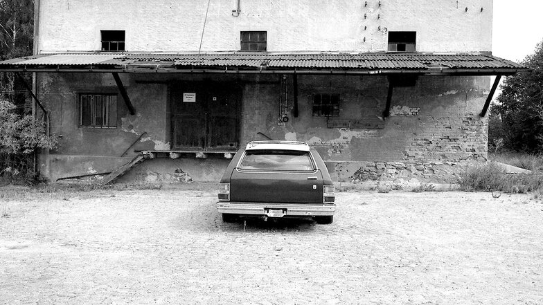 Ein Bild aus der Zeit nach der Wende: Vor dem langsam verfallenden Speichergebäude parkt ein "amerikanischer Schlitten".
