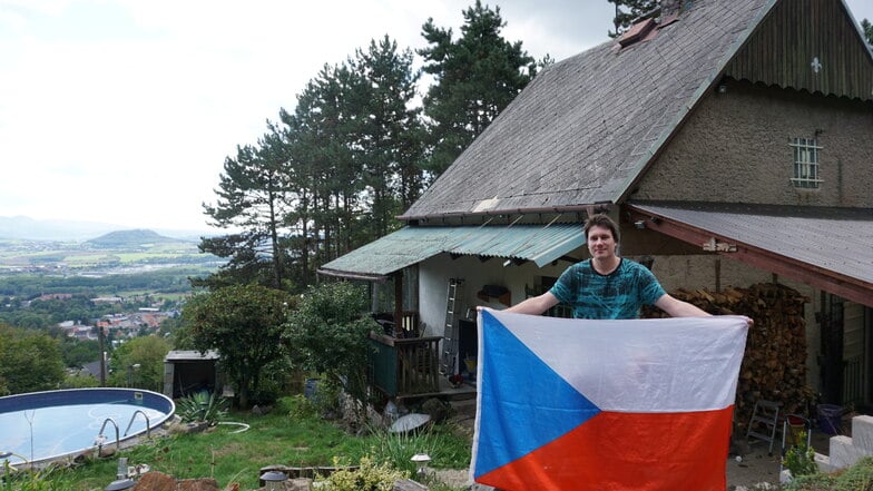 Die richtige Fahne hat er schon. Julian Eisenberger vor seinem Haus am Erzgebirgshang in Krupka (Graupen).