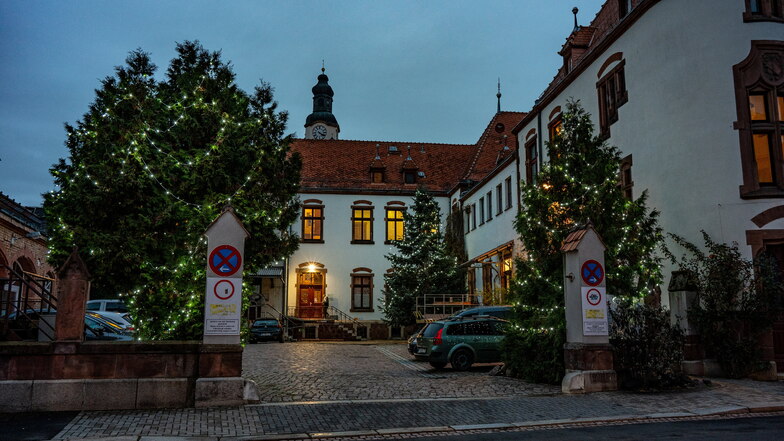 Der Hof der Post in Döbeln ist seit vergangener Woche festlich beleuchtet. Hier wird am Sonnabend die erste „Weihnachtspost“ organisiert.