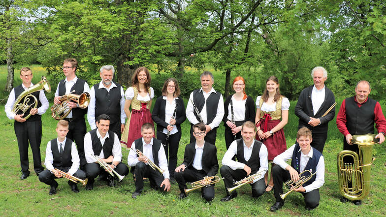 Das Repertoire der Gruppe umfasst 120 Titel. Sorbische und deutsche Volksmusik, Schlager, internationale Popmusik, böhmische und mährische Volksmusik sowie auch sakrale Musik gehören dazu. Das Durchschnittsalter ist jung, wie man sieht.