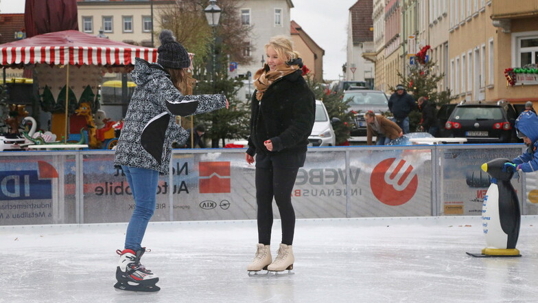 Eiskunstläuferin Paula Nikolajczyk (r.) brachte vor drei Jahren Kindern in Riesa Eislaufen bei. Ob es 2022 eine Eisbahn geben wird, das ist noch offen.
