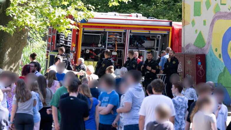 Während des Einsatzes in Bischofswerda versammelten sich die Schüler im Außenbereich des Schulkomplexes an der Kirchstraße.
