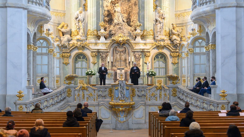 Tobias Bilz (l), Landesbischof der Evangelischen Landeskirche Sachsen, und Pfarrer Joachim Zirkler sprechen in der Frauenkirche bei einer Andacht der Pandemie-Opfer in der Corona-Krise zu den Besuchern.