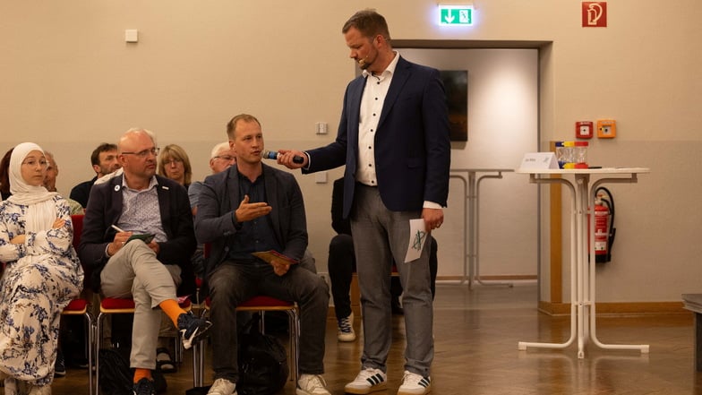 Nicht ins Podium eingeladen, aber trotzdem einbezogen: Lucas Partuscheck/Freie Wähler (links) im Gespräch mit Moderator Jan Witza.