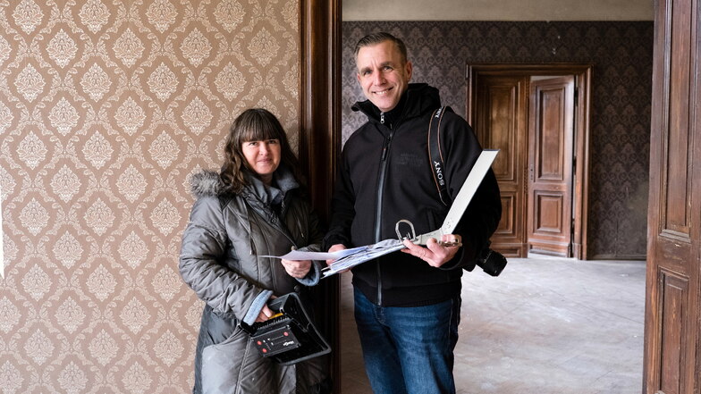 Hauseigentümer Guido Schilling mit Restauratorin Anja Tomaschewski. Beide sind von der guten Bausubstanz des Hauses begeistert.