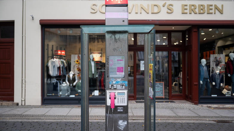 Es steht noch: Ein öffentliches Telefon auf dem Marienplatz in Görlitz, direkt vor dem Geschäft Schwind’s Erben.