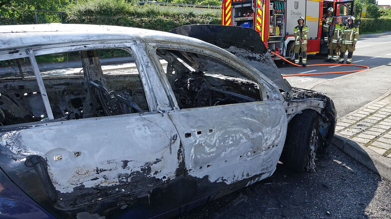 Im Dresdner Norden ist am Dienstagnachmittag ein Auto ausgebrannt.