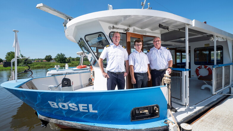Schiffsführer Rene Lindner, Azubi Benedikt Karch und Steuermann Uwe Messerschmidt (v.l.) haben am Freitag die Gäste von Coswig nach Meißen begleitet.