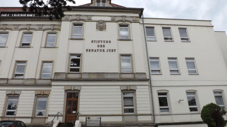 Die Kinderstation in Zittau befindet sich im Haus 1
mit der historischen Sandsteinfassade und der ehrwürdigen Inschrift für den Stifter des Krankenhauses,
Senator Just.